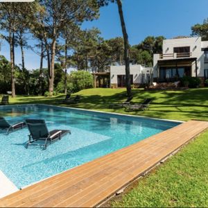 Excelente Casa De 5 Dormitorios Mas Dependencia Y Gran Parque A 200 Metros De La Playa De Montoya En Alquiler De Temporada