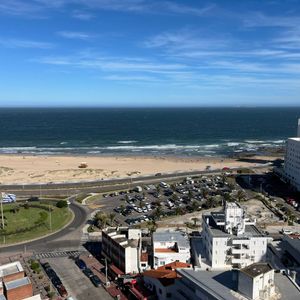 Apartamento En Alquiler De 3 Dormitorios En Primera Linea De Playa Mansa , Punta Del Este