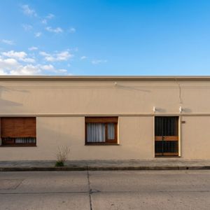 Se Vende Casa En El Centro De Minas, Construcción Tradicional, Amplia Y Luminosa.