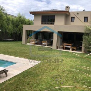 Casa En Venta 4 Dormitorios