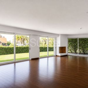 Venta De Apartamento De 2 Dormitorios Con Jardín En Carrasco Sur, Montevideo