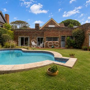 Casa De 4 Dormitorios Con Piscina En Venta, En Carrasco