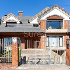 Alquiler De Casa 3 Dormitorios, Garaje Y Piscina En Carrasco, Montevideo