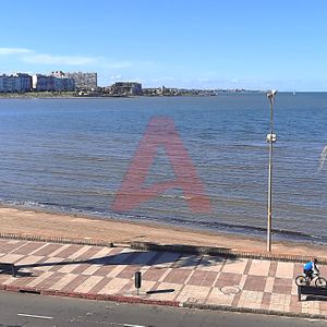 Venta Apartamento En Rambla - Edificio De Categoria - 2 Dormitorios Y Servicio (con Renta)