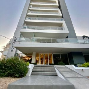 Lujoso Y Amplio Departamento En Prestigioso Condominio 