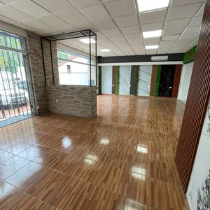 Showroom/local Sobre Avenida