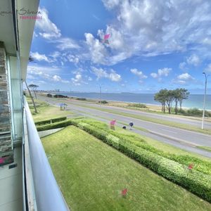 Venta De  Apartamento De 2 Dormitorios Frente Al Mar En Edificio Cruceros Punta Del Este