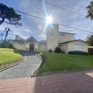 Casa En Venta 5 Dormitorios A Metros De La Playa