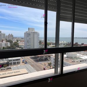 Apartamento En Peninsula A 1 Cuadra Playa Mansa Y A 2 Playa Brava.