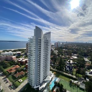 Venta De Apartamento De 2 Dormitorios  En Mansa Punta Del Este En Edificio Miami Boulevard II