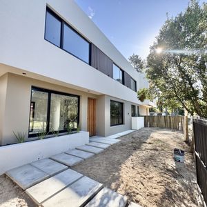 Venta De Casa A Estrenar - Zona Colegios