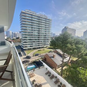 Venta De Apartamento 2 Dormitorios  Y Servicio - Torre Esmeralda