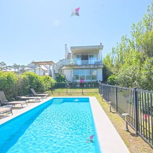 Excelente Propiedad De 3 Dormitorios A Pocos Metros Del Mar En Montoya