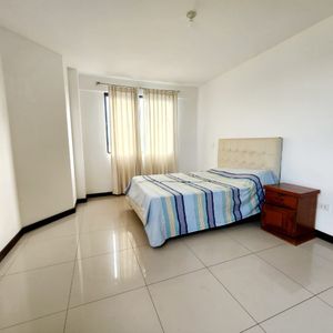 Departamento De 3 Dormitorios Semi Amoblado, Con Una Hermosa Vista En Alquiler