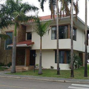 Lujosa Casa 4 Suites En Condominio, Avenida