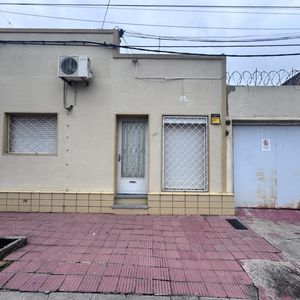 Casa Con 2 Dormitorios Y Garage.