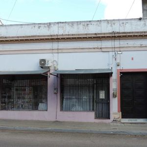 Casa Grande En Pleno Centro Con Local Comercial