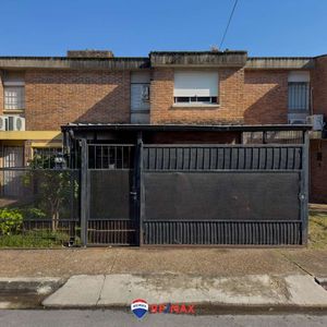Casa Dúplex En Zona Este, 3 Dormitorios Y Cochera.