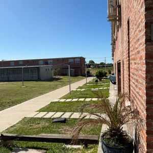 Vivienda De Dos Dormitorios En Entorno Verde.