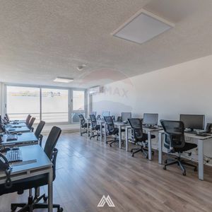 Venta De Oficina  Garage Parque Batlle  Renta 7%