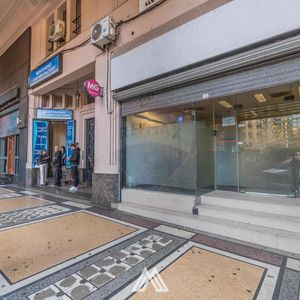 Venta De Local En Plaza Independencia De 347 M2.