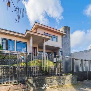 Venta De Gran Residencia De 4 Dormitorios En Pando
