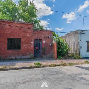 Venta Terreno Céntrico Con Casa A Reciclar, Pando.