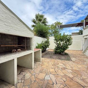 Venta De Casa En El Cerro De 3 Dormitorios Patio