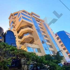 Oficina En Anticretico En Inmediaciones De La Av. Ayacucho Y Heroínas