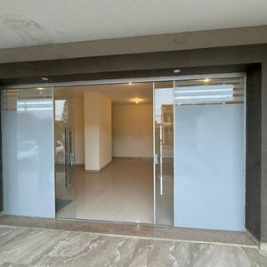 Venta De Amplio Local Comercial En Fachada