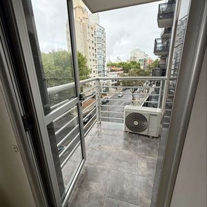 Apartamento En Punta Carretas De Un Dormitorio Y Gge.