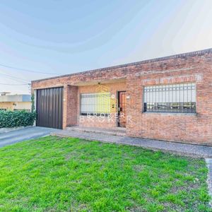 Venta 2 Casas En Padrón único, Con Renta En Malvín, Montevideo, Uruguay