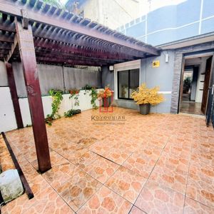 Venta Casa Malvin, Ph Gemela Con Gge! Vacía, Al Sur De Av.italia. Una Planta, Reciclada Moderna, Patio O Jardin Al Frente C.pergola, Llaves