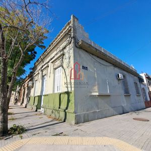 Casa Venta Prox. Agraciada, 3 Dormitorios, 126 M2 En Una Planta, Azotea 132 M2, Vacia. Para Vivir O Rentar. Acepta Banco