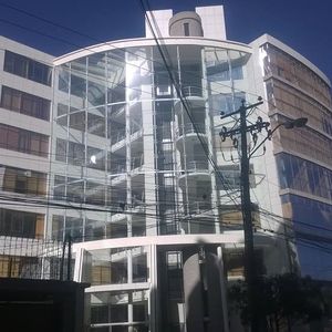 Oficina En Elegante Edificio, Cómoda E Iluminada