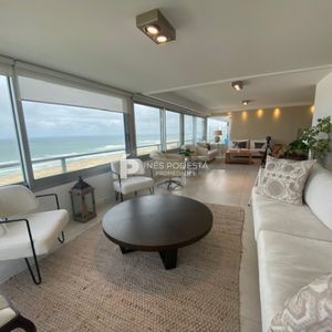 Tiburón En Brava Con 3 Dormitorios Y Servicio Punta Del Este