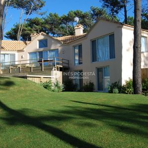 Laguna Blanca Con 5 Dormitorios Y Dependencia De Servicio, Piscina