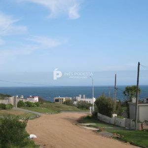 Casa Con Piscina  Con 5 Dormitorios Y 4 Baños A 100 Mts Del Mar Y Muy Buena Vista
