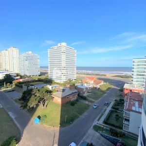 Venta Y Alquiler En Brava Departamento De 4 Dormitorios, 3 Baños Y Toilette