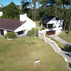 Casa En Venta En Lugano, Punta Del Este, 3 Dormitorios Y Dependencia