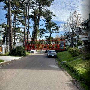Venta De Apartamento 3 Dormitorios En Playa Mansa, Punta Del Este*