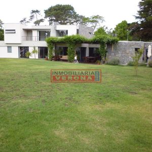 Hermosa Casa De 4 Dormitorios En Agradable Entorno.