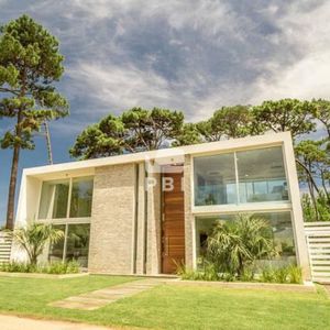 Casa -  4 Dormitorios Punta Del Este - Ref : Pbi12056