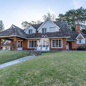 Exclusiva Propiedad En Venta, Con 5 Dormitorios, El Golf, Punta Del Este. - Ref : Pbi13844