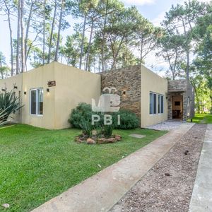 Casa En Venta En Solanas Country, Punta Ballena  - Ref : Pbi14629