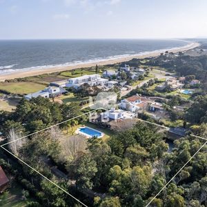 Casa En En Venta En Solana 4 Dormitorios Y Amplio Jardin. - Ref : Pbi650
