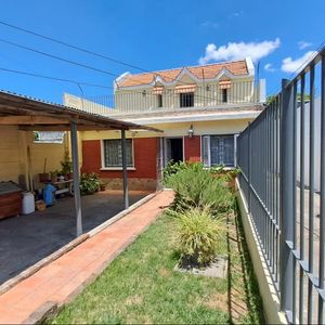 Hermosa Casa, 3 Dormitorios, 2 Baños. 200m2. Gran Living Comedor. Cochera X 2. Terraza. Jardín. Todo Impecable. U$s 140.000