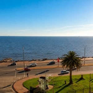Dueño Vende. Apartamento Al Frente Con Visa Al Mar En 6o Piso. Paraguay Y Rambla
