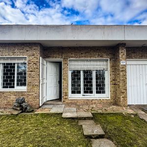 Casa Amplia Y Luminosa Con 2 Dormitorios; Más Apartamento Independiente Al Fondo