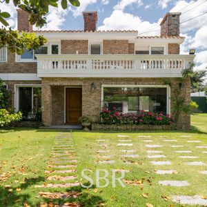 Venta Amplio Terreno Con Dos Casas En Carrasco Sur